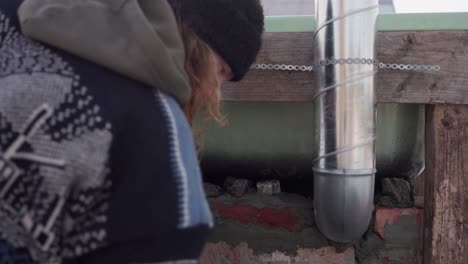 el hombre está colocando piedras en los huecos entre los ladrillos debajo de la bañera de agua caliente - cerca
