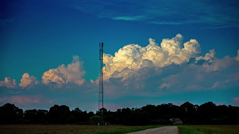 lapso de tiempo de nubes blancas esponjosas que pasan detrás de una torre de celulares