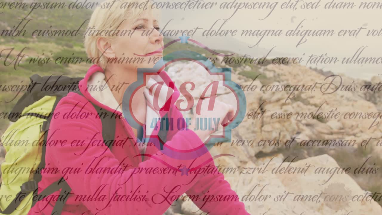 미국 7월 4일 독립기념일 백인 여성이 하이킹 휴식을 취하고 있습니다.