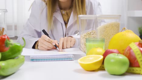 mujer nutricionista que hace hincapié en el bienestar y la nutrición.