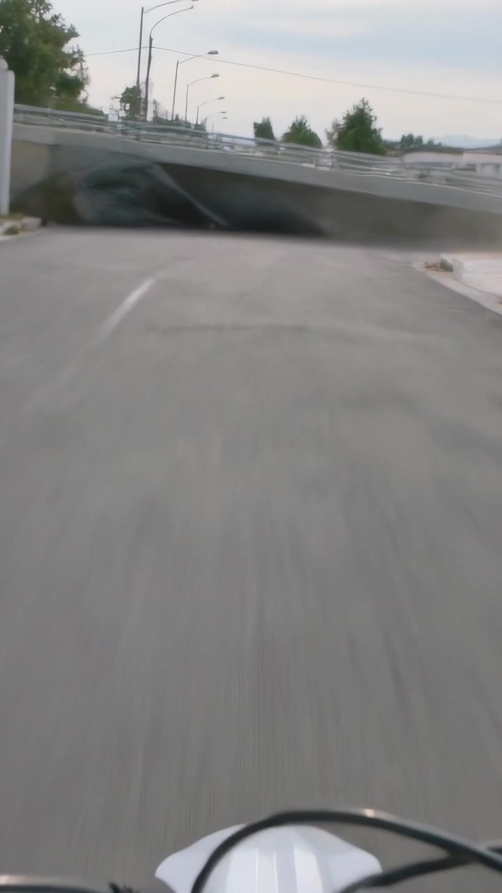Vertikal video: Nærmer sig viadukt, cykelstyr og skærm undviger faldet plade, hvid varevogn
