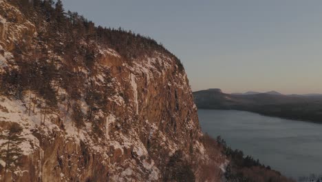 Im-Morgengrauen-Fliegt-Man-Aus-Der-Luft-Auf-Einen-Riesigen-Eiszapfen-An-Der-Seite-Einer-Schneebedeckten-Klippe-Zu