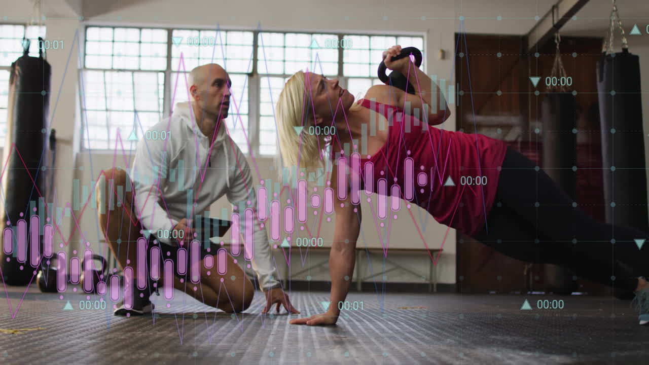 animazione di tracciamento dei dati di fitness su donna che si esercita con kettlebell e assistente di allenatore