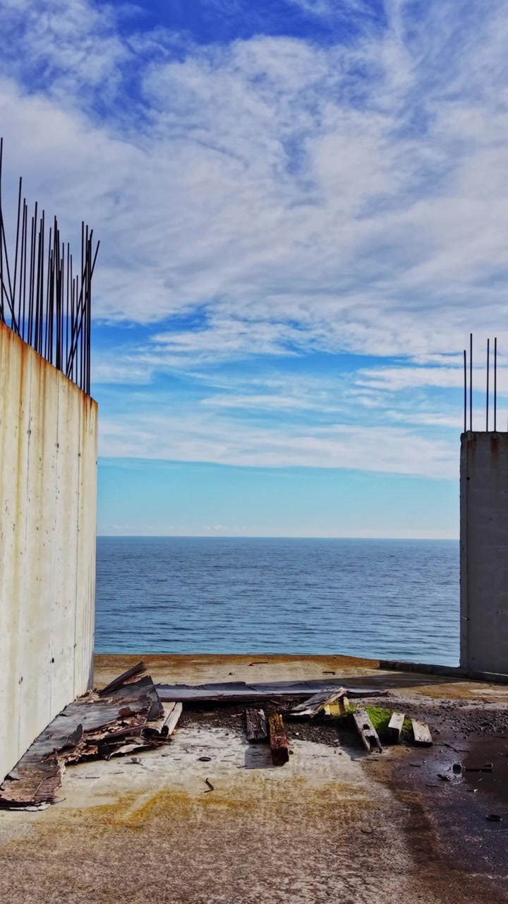 Luftfoto, der viser ufærdig betonkonstruktion ved havet