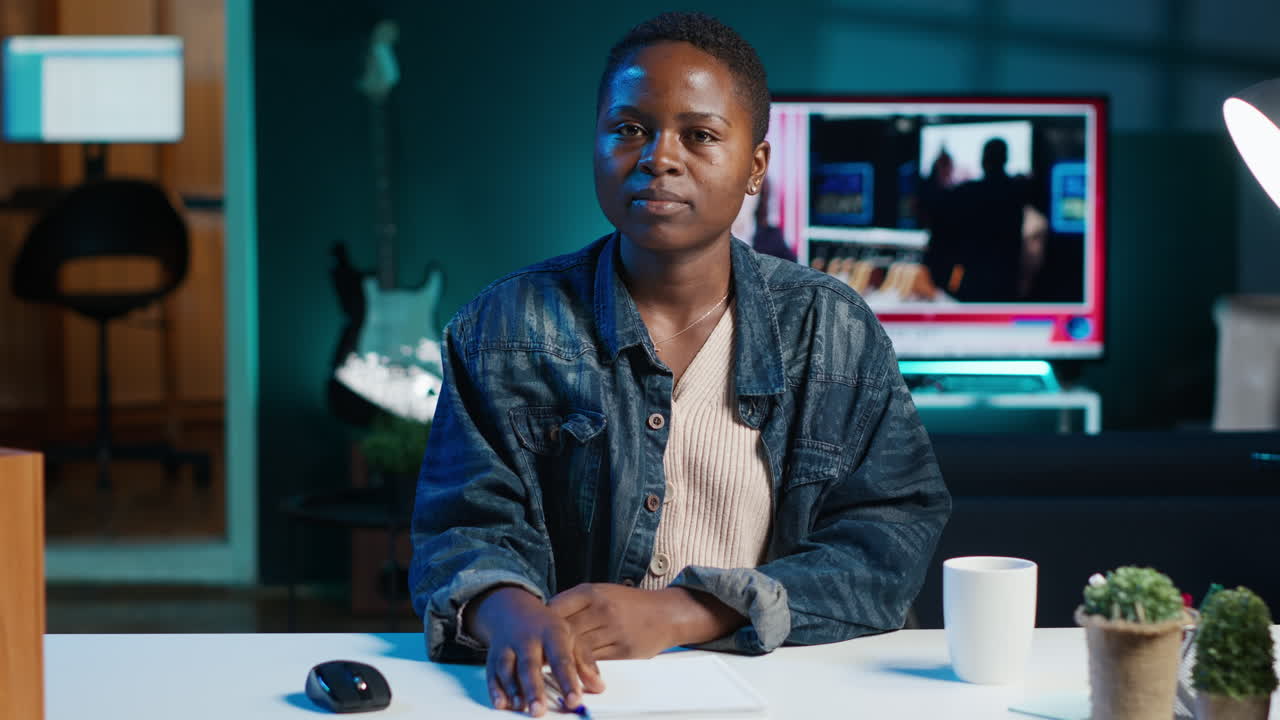 집에서 일하는 여성, 비디오 컨퍼런스