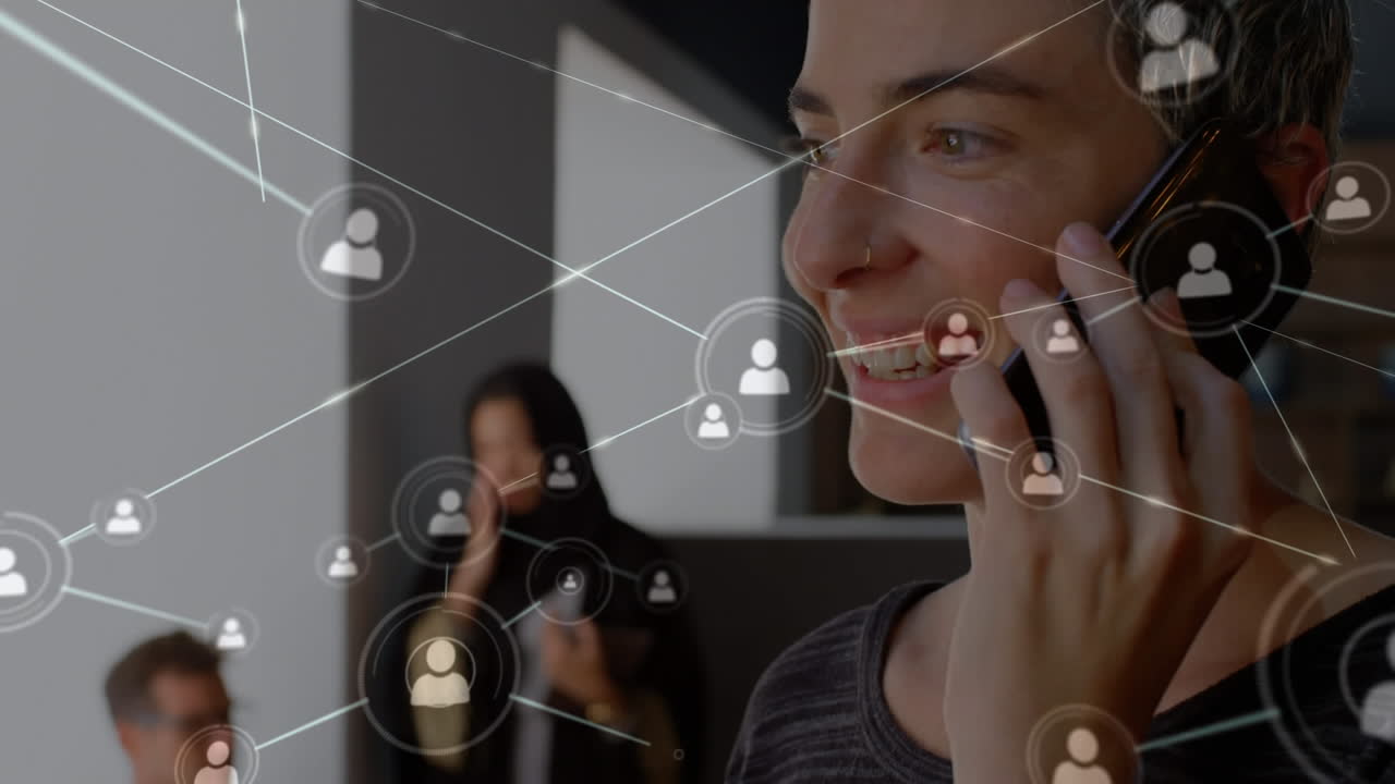 de iconos de conexión web contra una mujer hablando en un teléfono inteligente