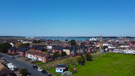 vista aérea del faro y el puerto de harwich high, viejos edificios ingleses