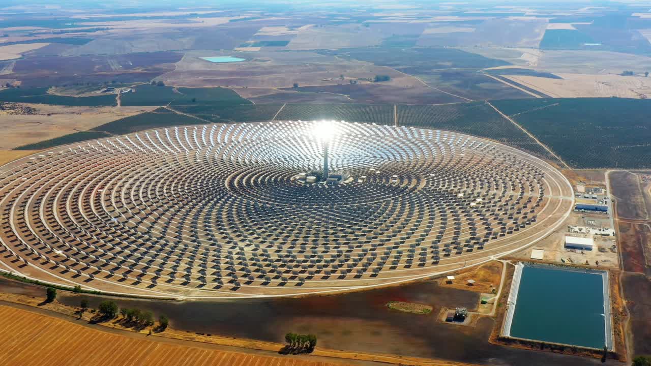 대형 온도 순환 발전소에서 태양광 패널의 반사와 함께 태양 패널 - 스페인의 태양광 농장에서 재생 가능하고 오염이 없는 에너지 - 드론으로 공중에서 볼 수 있는 환경 개념