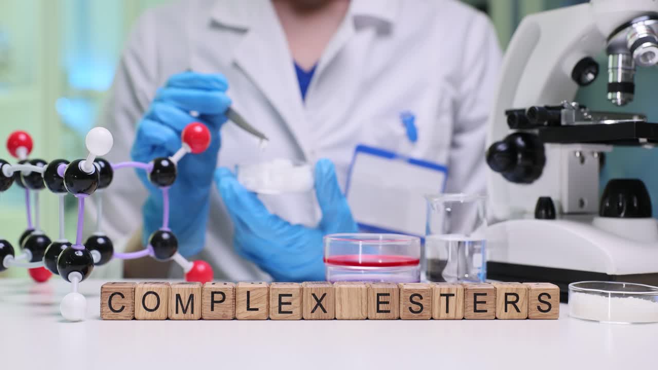 Scienziato che manipola campioni di esteri complessi in laboratorio