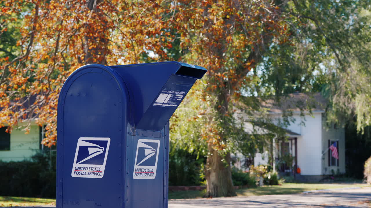 usps 상자에 메일을 게시하는 여자