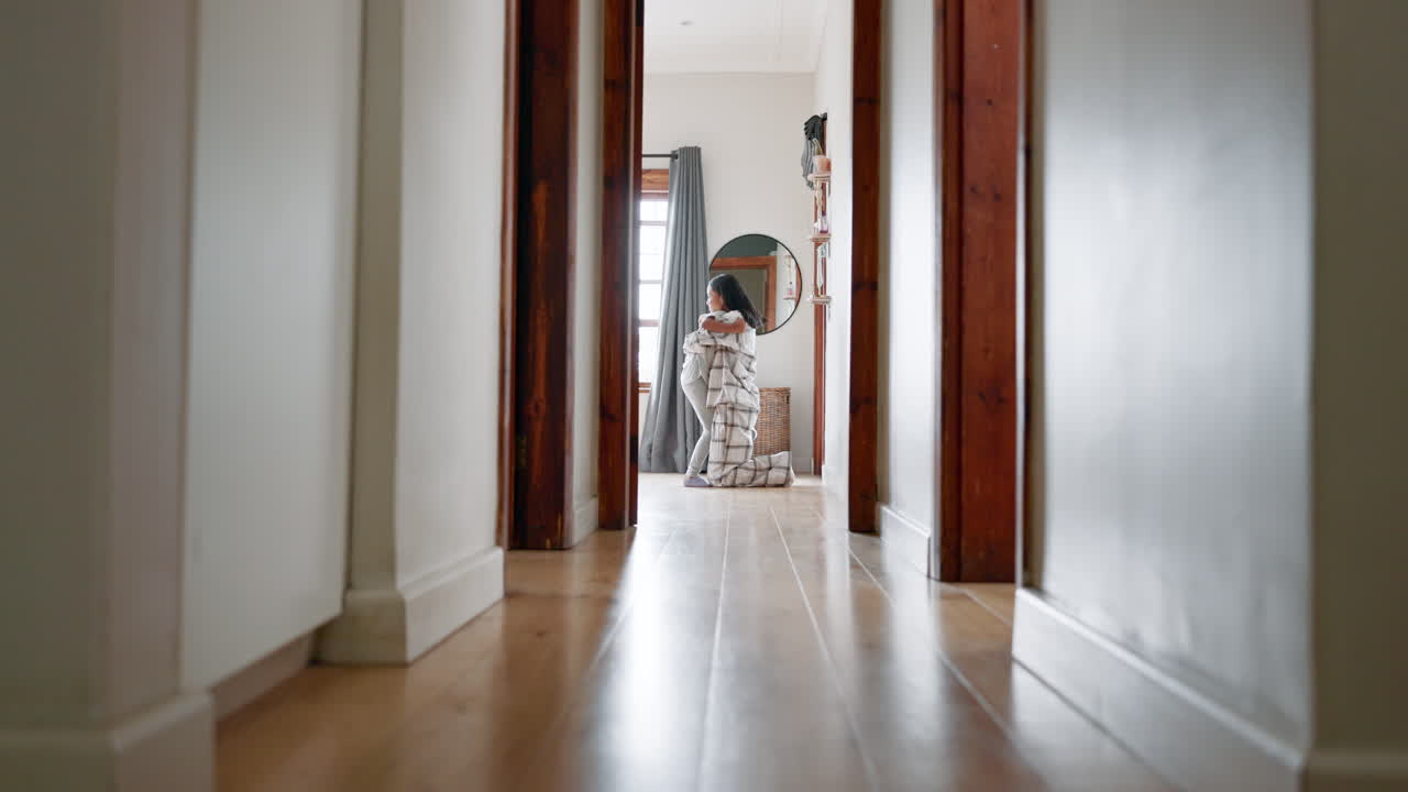Madre, bambina e abbraccio al mattino a casa