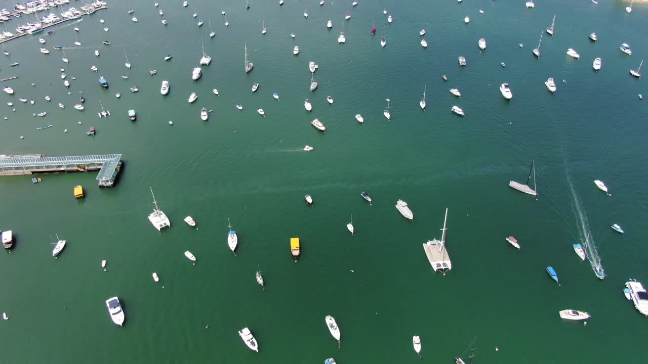 Hong Kong Pak Wai marina koyunun yüzlerce küçük özel teknenin demirli olduğu havadan görünümü.