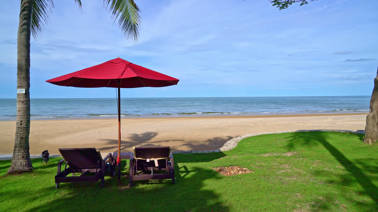 sombrilla roja y silla de playa con fondo de playa de mar y cielo azul y luz solar