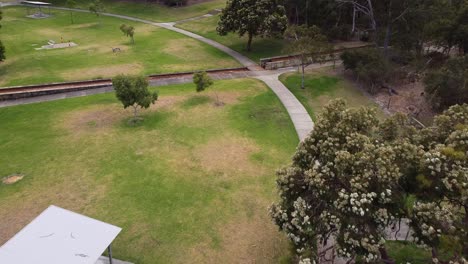 Vista-Aérea-Sobre-El-área-De-Picnic-Vacía-Y-El-Sendero-Circular,-Blue-Lake-Park,-Joondalup-Perth