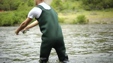 Zeitlupenaufnahme-Eines-Kaukasischen-Männlichen-Fischers,-Der-Seinen-Haken-Beim-Fliegenfischen-Wirft-4