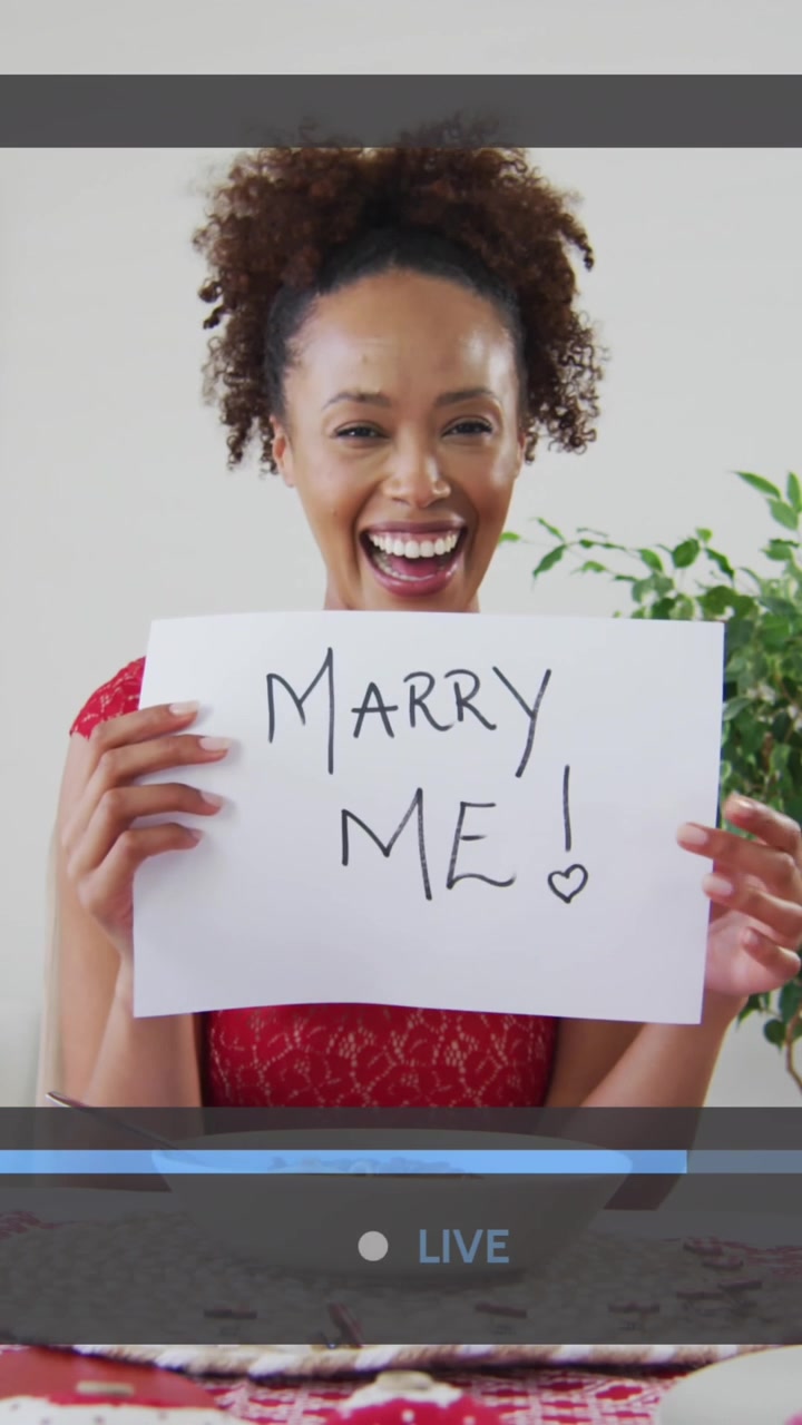 Animação de interface de vídeo sobre mulher afro-americana fazendo videochamada