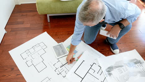 hombre trabajando en el plano en el piso 4k