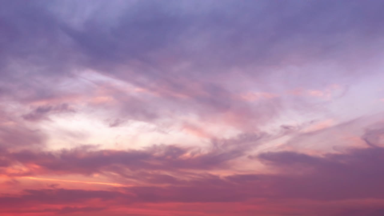 cielo colorido al atardecer con nubes dramáticas