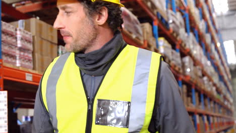 trabajadores de almacén trabajando juntos
