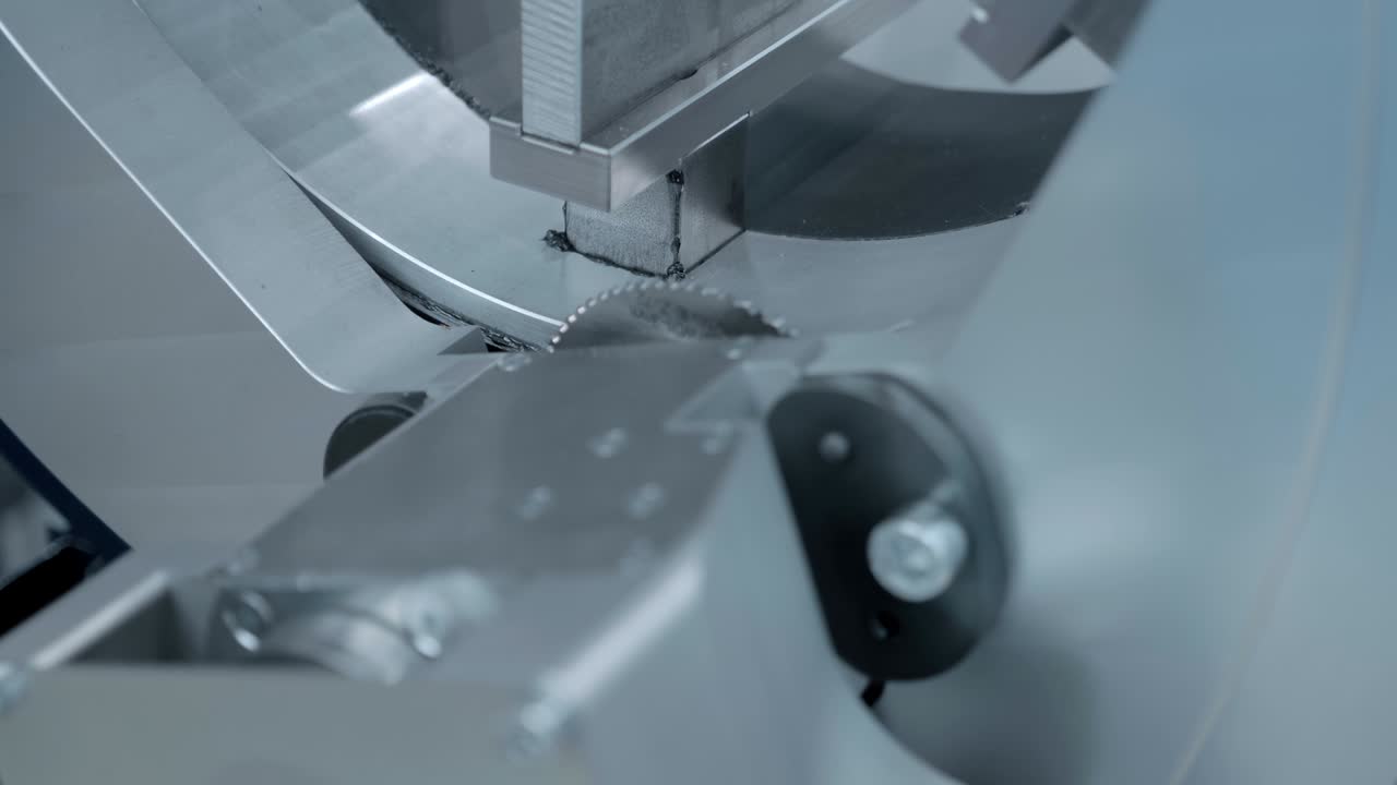 고품질의 금속 파이프를 자동으로 잘라내는 산업 장비