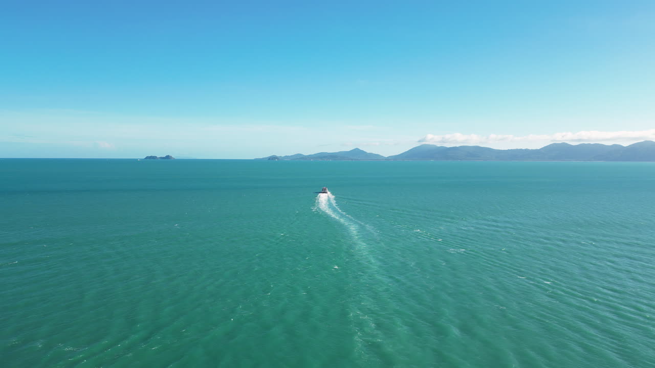 태국 의 코 사무이 에서 코 판간 까지 바다 를 가로질러 항해 하고 있는 페리 보트