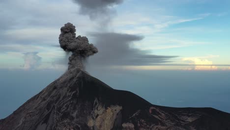 se emite ceniza gris pesada del volcán muy activo fuego, guatemala, américa central