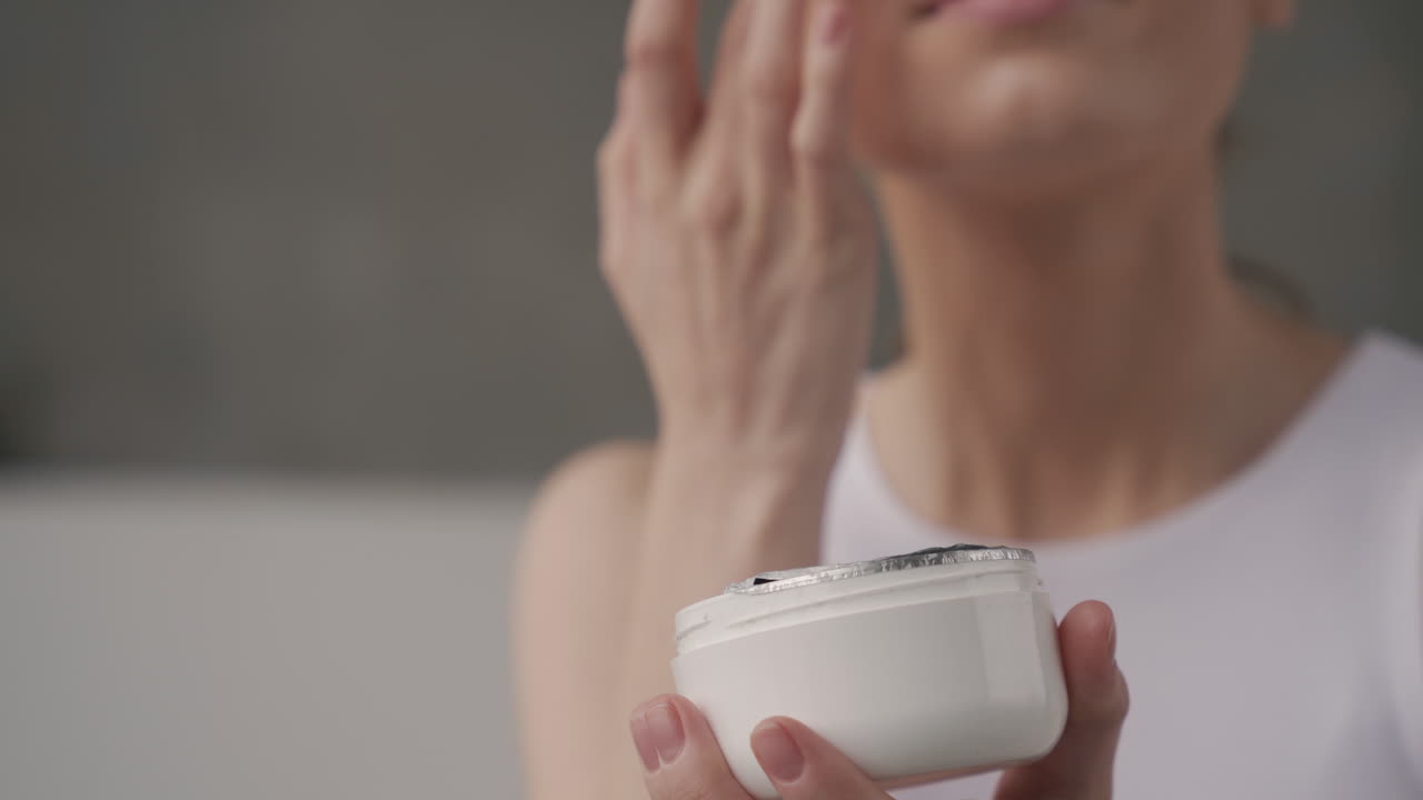 보습 크림 냄비의 세부 사항