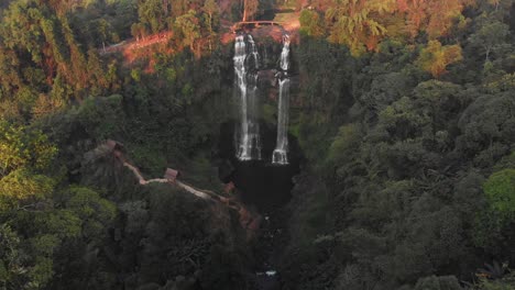 Amplia-Vista-De-La-Cascada-Tad-Gneuang-En-La-Meseta-De-Bolaven,-Laos