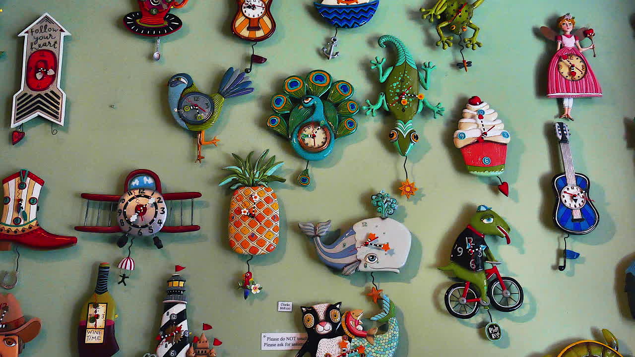 이것은 벽에 있는 독특한 시계의 4k 영상입니다.