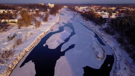 Vista-De-Pájaro-Volando-Sobre-El-Río-Congelado-De-Gauja-En-Letonia