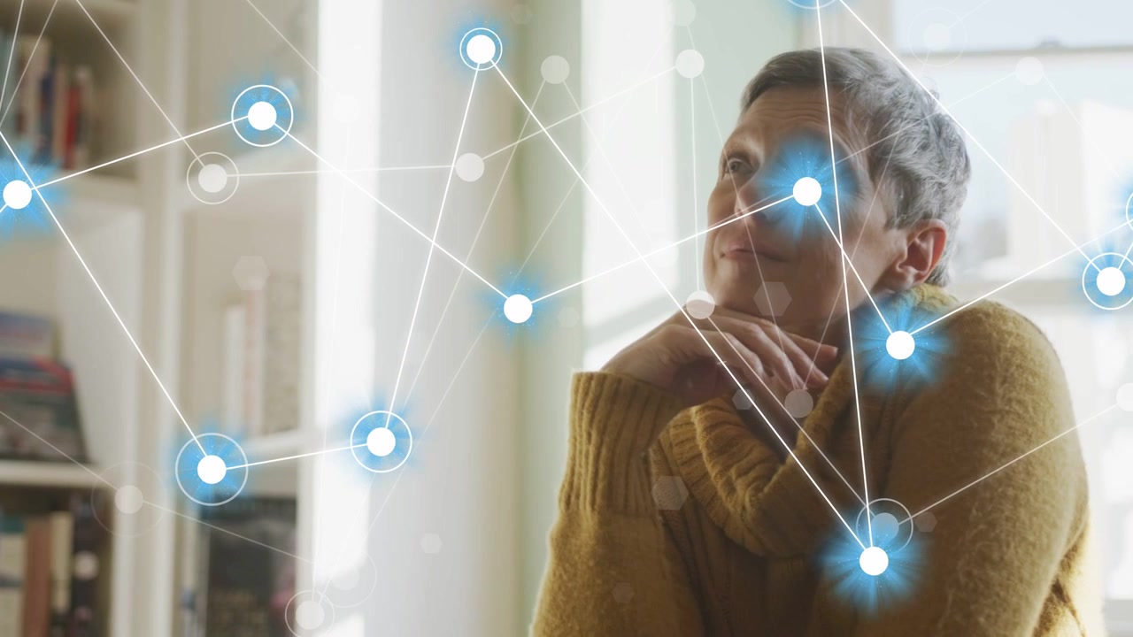 Donna matura appoggia il mento alla finestra, mentre una rete luminosa parte da uno scaffale e si sovrappone alla tecnologia di mappatura facciale.