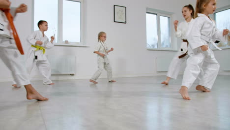 Kids-in-white-kimono-in-martial-arts-class