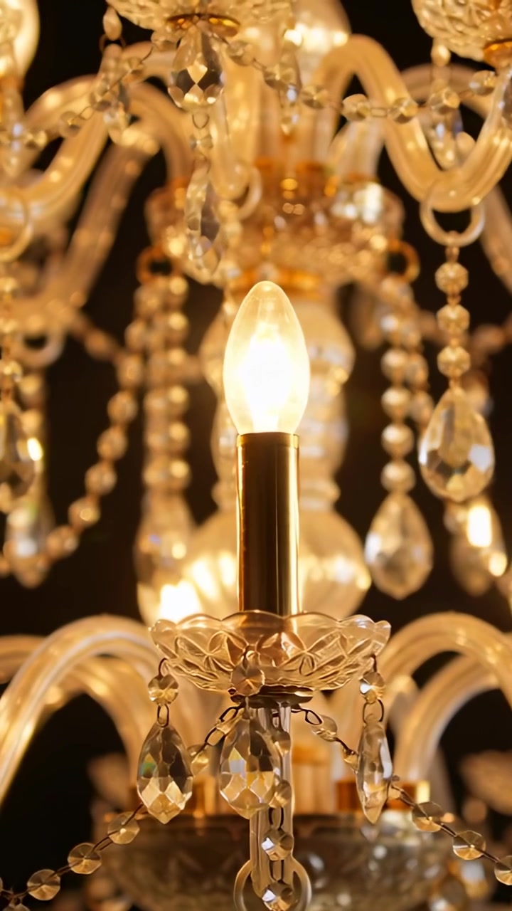Video verticale: Telecamera che si sposta rivelando i dettagli di un lampadario in un atrio fiocamente illuminato, con cristalli per i dettagli.