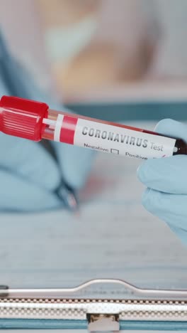 profesional de la salud realiza un análisis de sangre para el coronavirus en un entorno clínico