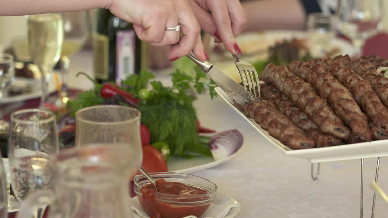 lula kebab armenio servido con cebolla picada en una bandeja decorativa