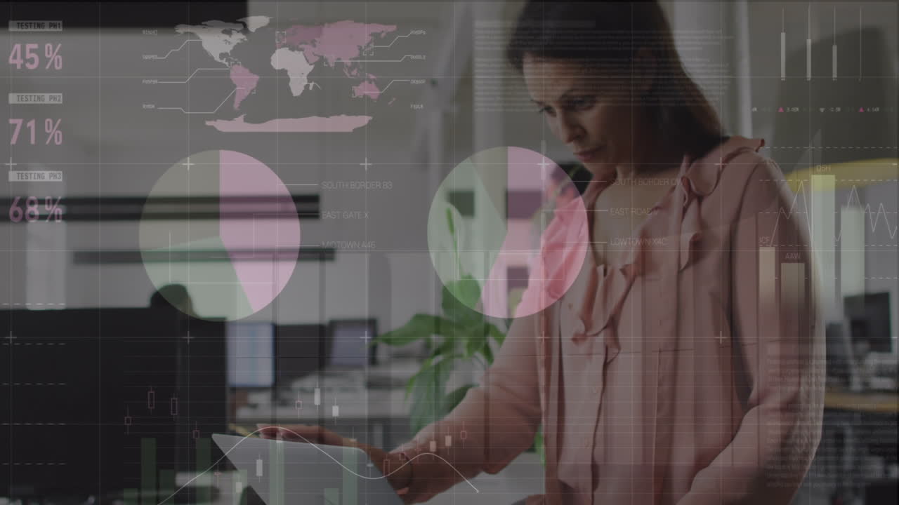 animación del procesamiento de datos financieros sobre una mujer de negocios caucásica en el cargo