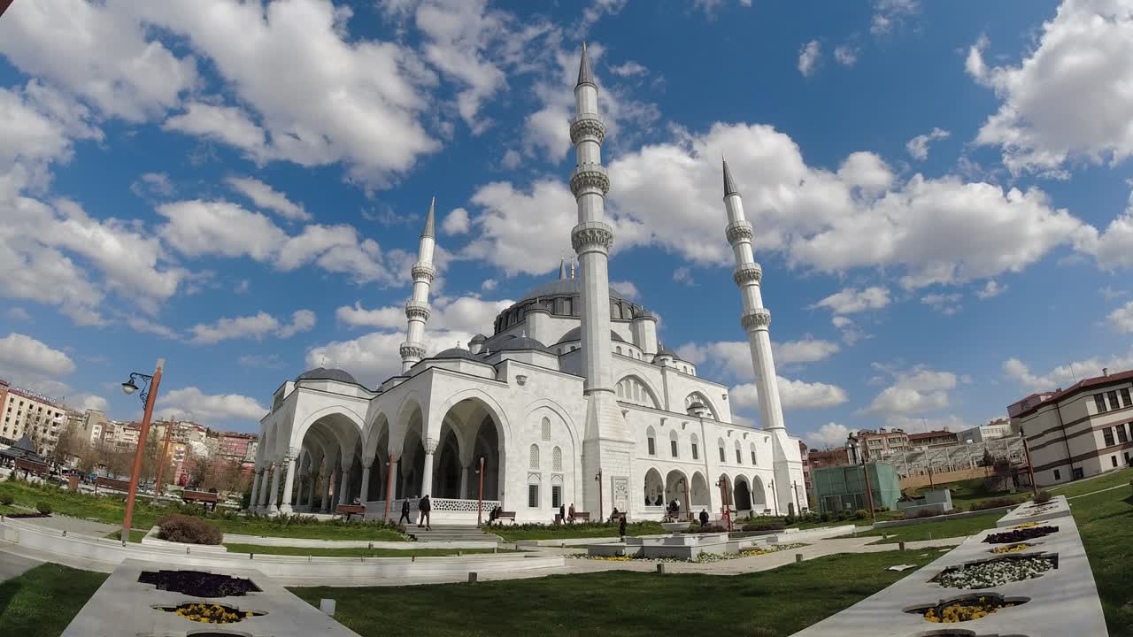 nubes de pollo melike movimiento rápido cami ankara 15 de abril mes de ramadán pavo ankara