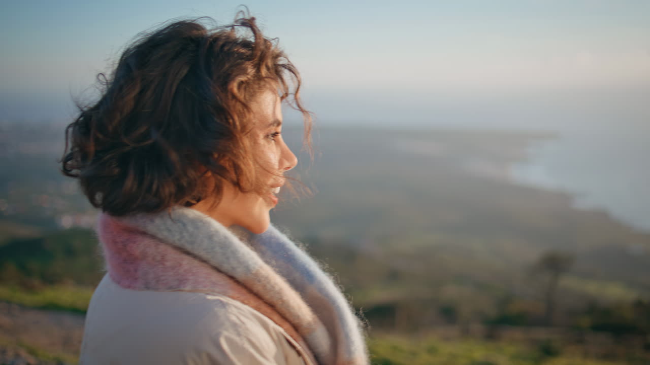 Ritratto di una donna contemplativa con vista sul tramonto panoramico sulla bellissima costa autunnale