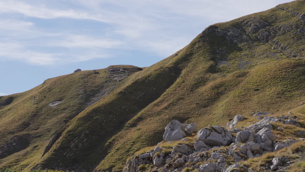 Cime rocciose verdeggianti e lussureggianti si ergono drammaticamente nel Parco Nazionale del Durmitor in Montenegro.