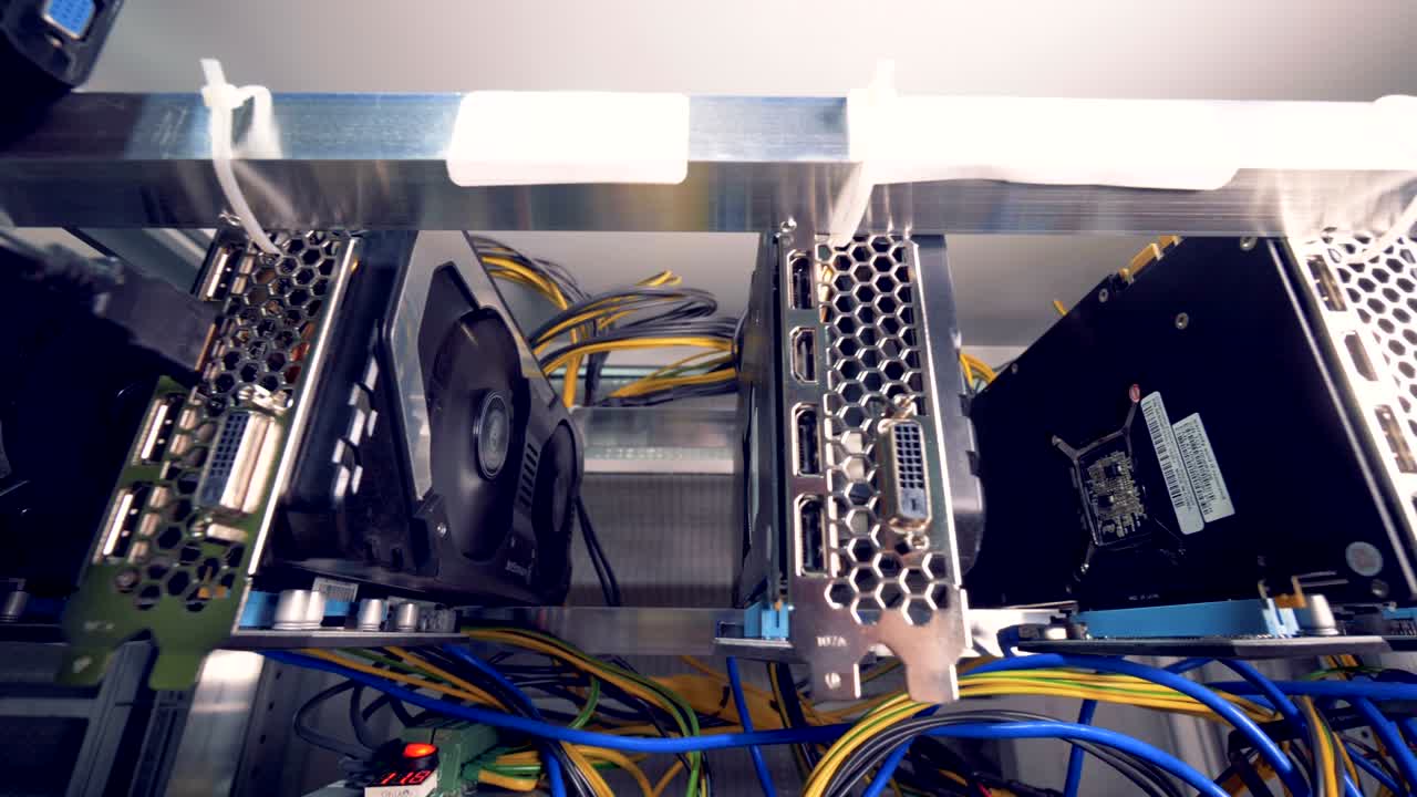 imágenes de movimiento del proceso de minería de bitcoin sostenidas por una fila de unidades de procesamiento gráfico
