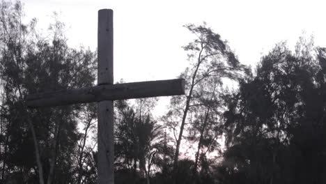 Timelapse-of-sunrise-on-Wood-cross-in-the-valley---close-up---move-to-left