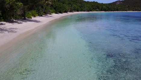 Imágenes-De-Drones-De-Una-Perfecta-Playa-Tropical-De-Arena-Blanca-Con-Agua-Clara-En-Raja-Ampat,-Indonesia