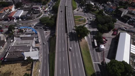 Drone-Se-Mueve-Hacia-Atrás-Sobre-Un-Viaducto