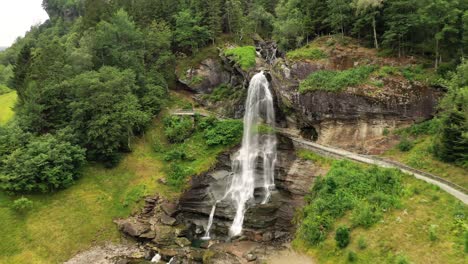 steinsdalsfossen es una cascada en el pueblo de steine en el municipio de kvam en el condado de hordaland, noruega. la cascada es uno de los sitios turísticos más visitados de noruega.