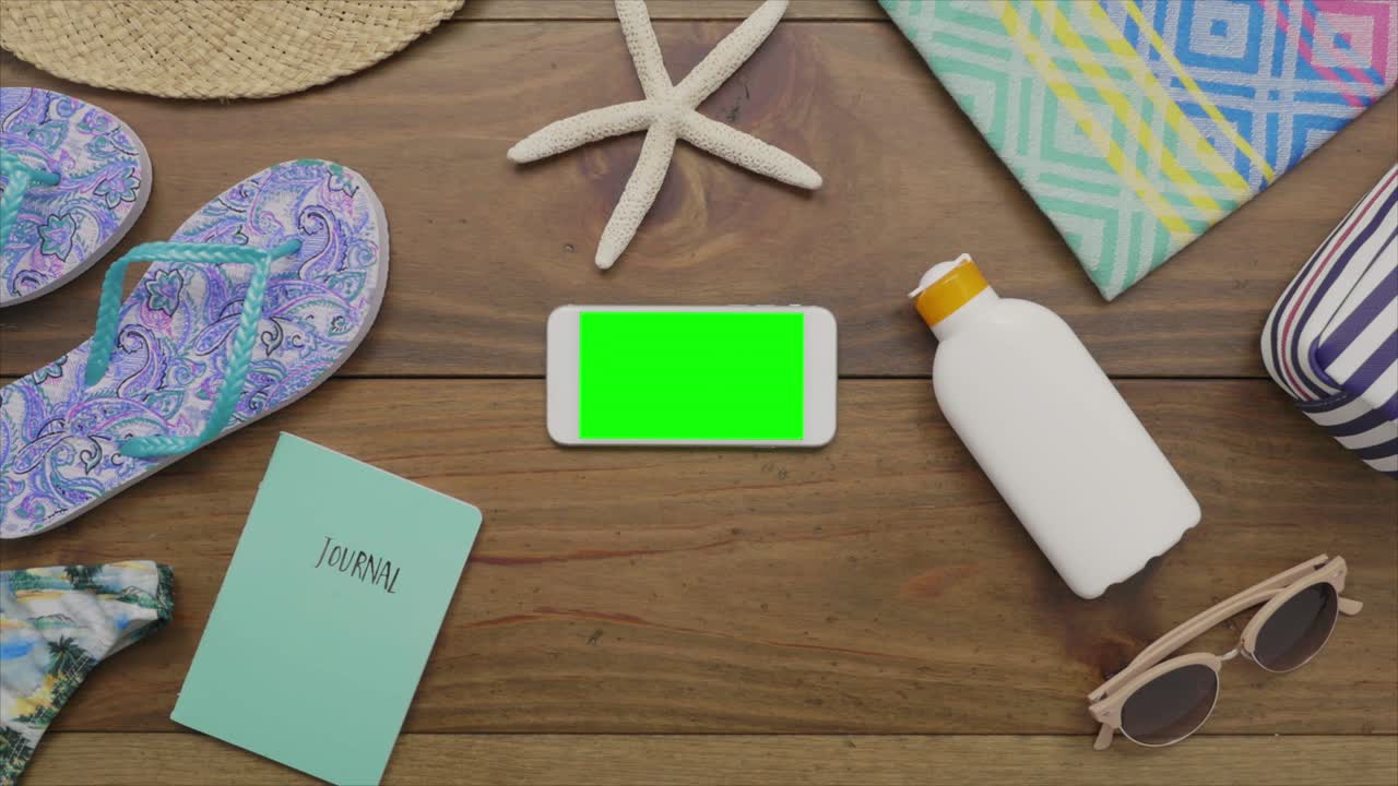 воздушные кадры женщины, касающейся смартфона у пляжных приборов