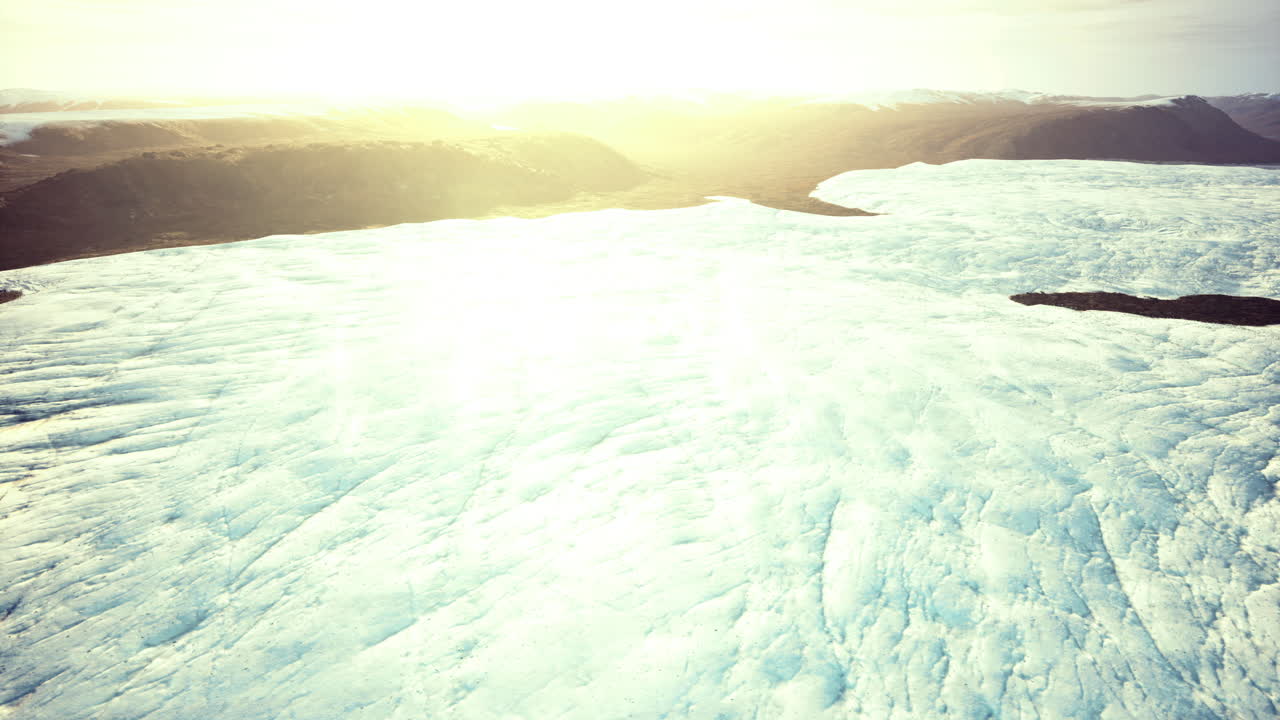 vasto paisaje de glaciares iluminado por el sol de la mañana sobre montañas lejanas