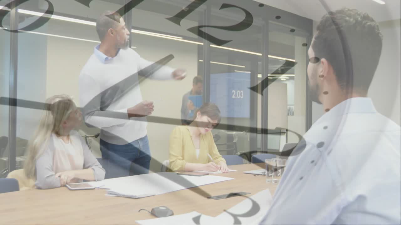 Animazione di un orologio in movimento su diversi colleghi che discutono di lavoro.