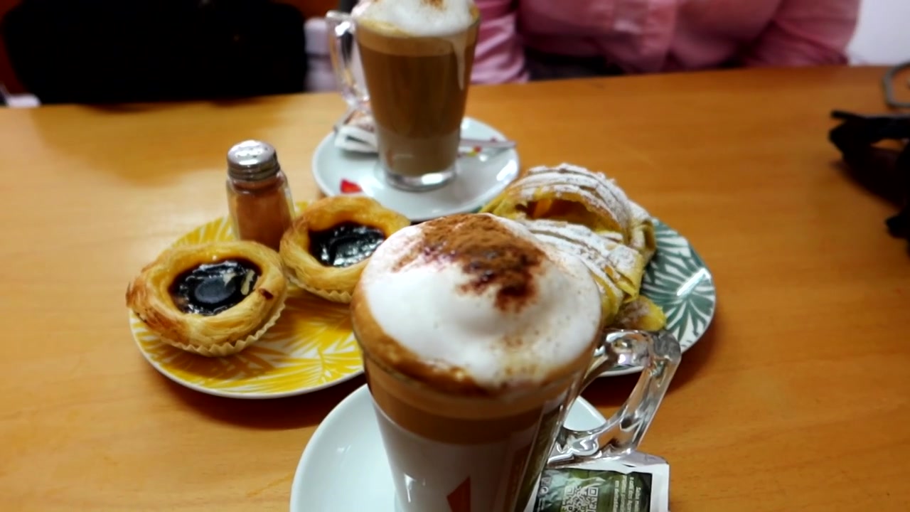 Colazione per due con cappuccino e pasticcini tradizionali portoghesi. Porto