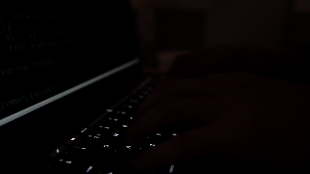 키보드, 사이버 범죄 해커 개념의 손으로 아래로 내려가는 컴퓨터 화면의 어두운 신비한 샷