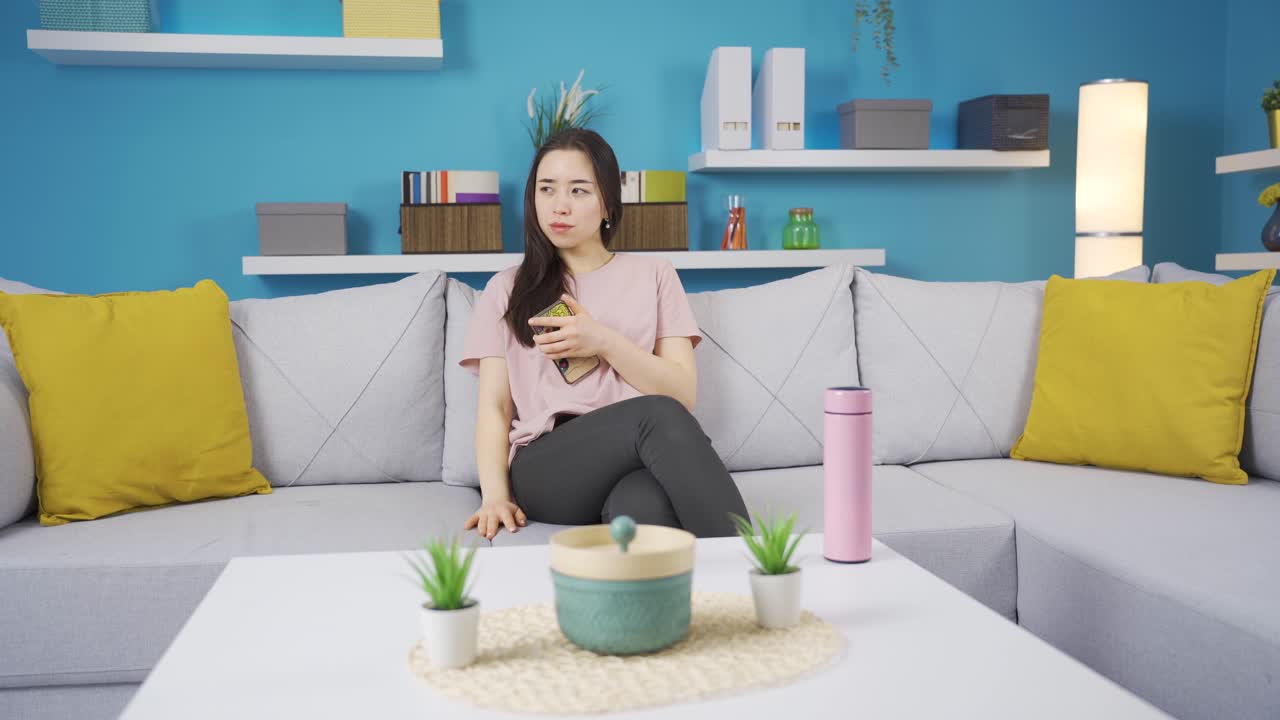 목걸이를 찾는 젊은 아시아 여성이 목걸이를 찾습니다.